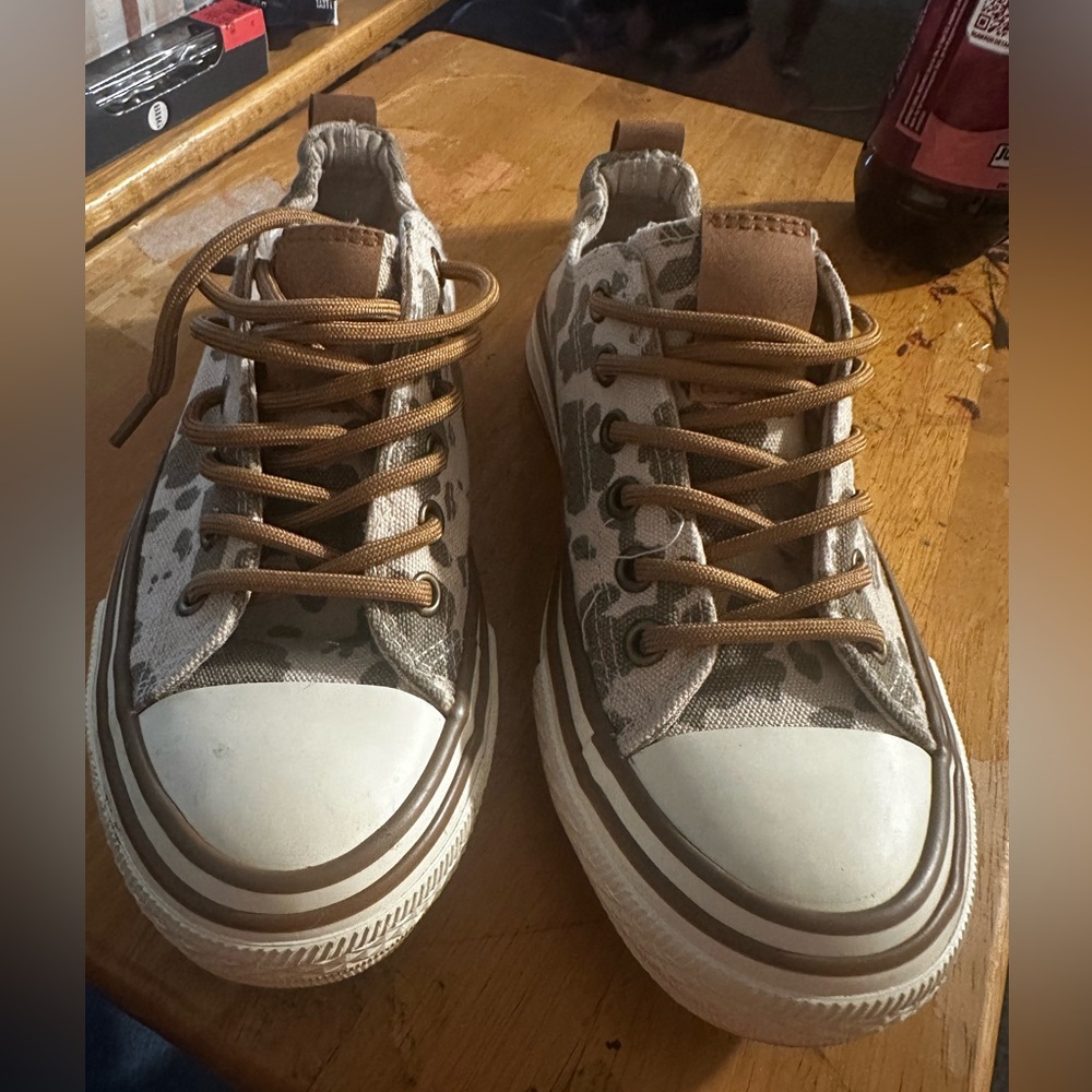 Very G Driana 3 sneakers: tan cow print Women’s Size 6